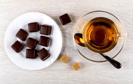 فشار خون را با چای و شکلات تلخ کاهش دهید