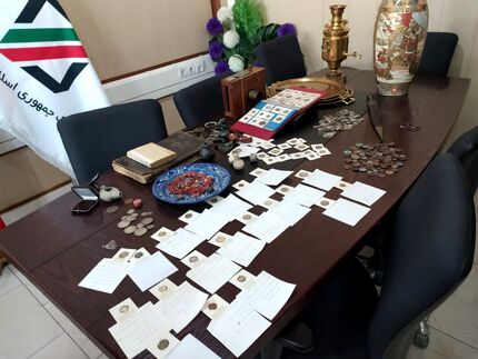 کشف اشیا و سکه‌های تاریخی در هنگام قاچاق از کشور در مرز بازرگان