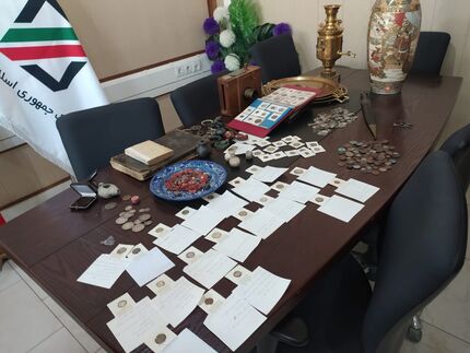 کشف اشیا و سکه‌های تاریخی در هنگام قاچاق از کشور در مرز بازرگان