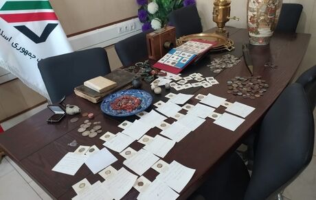 کشف اشیا و سکه‌های تاریخی در هنگام قاچاق از کشور در مرز بازرگان