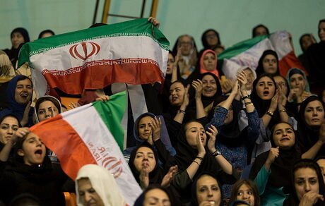 وزارت ورزش امکانات رفاهی را برای حضور بانوان و آقایان در ورزشگاه‌ها فراهم کند