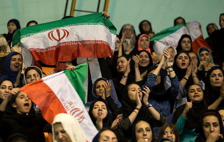 وزارت ورزش امکانات رفاهی را برای حضور بانوان و آقایان در ورزشگاه‌ها فراهم کند