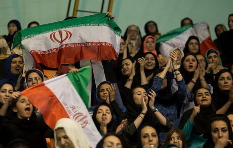 وزارت ورزش امکانات رفاهی را برای حضور بانوان و آقایان در ورزشگاه‌ها فراهم کند