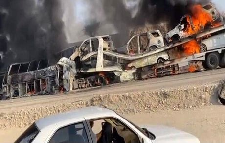 تصادف اتوبوس و دو تریلی در جاده کهورستان / آتش‌سوزی خودروها ادامه دارد