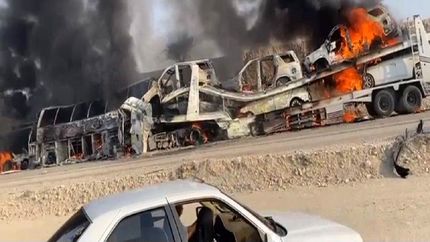 تصادف اتوبوس و دو تریلی در جاده کهورستان / آتش‌سوزی خودروها ادامه دارد