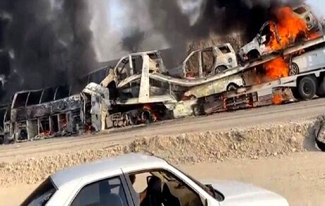 تصادف اتوبوس و دو تریلی در جاده کهورستان / آتش‌سوزی خودروها ادامه دارد