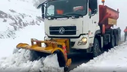 نخستین بارش برف پاییزی در دامنههای کوه دنا