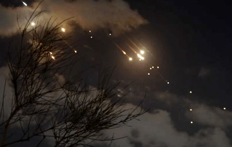 تصویر ازدواج یک زوج لبنانی با پس زمینه موشک‌های ایرانی در فضای مجازی