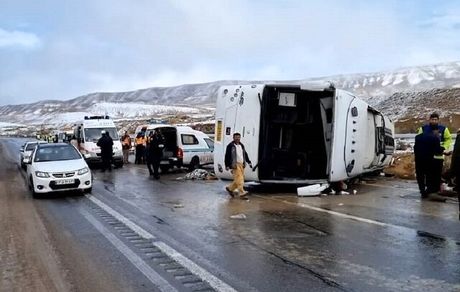 واژگونی یک دستگاه اتوبوس مسافربری در محور اهر-کلیبر که ۱۳ مصدوم داشت