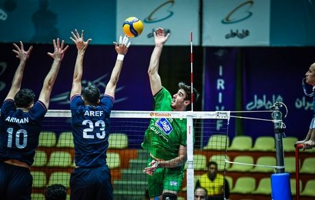 برد لبنیات هراز آمل در بازی نخست پلی آف والیبال