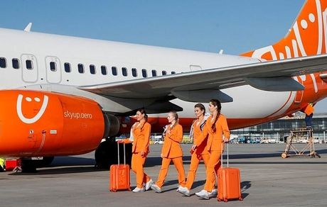 تغییر لباس مهمانداران زن هواپیمایی اوکراین به شلوار و کتانی