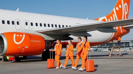 تغییر لباس مهمانداران زن هواپیمایی اوکراین به شلوار و کتانی