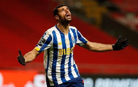 طارمی گربه سیاه گورخرها / طارمی بعد گل و پنالتی، اخراج شد!