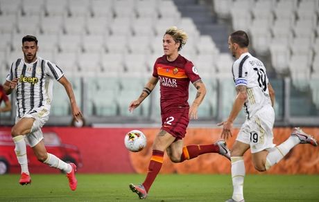 یووه قبل از بالا بردن جام شکست خورد