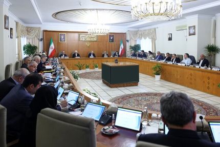 رئیس جمهور: مردم در رنج معیشتی به سر می‌برند / وزیر اطلاعات را پیگیر هنرمندان بازداشتی کرده‌ایم