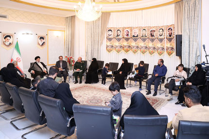 رئیسی: عدم همراهی مردم با دشمن و اغتشاشگران از آثار و برکات روشنگرانه خون شهدای مدافع امنیت است