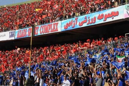 تصاویری از ورود اولین تماشاگران به ورزشگاه آزادی