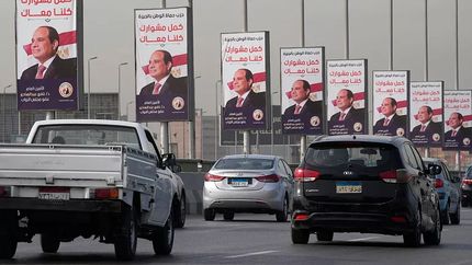 تبلیغات رییس جمهور مصر برای پیروزی دوباره در انتخابات با توزیع آرد در بین رای‌دهندگان