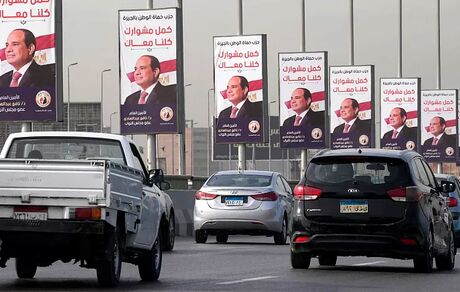 تبلیغات رییس جمهور مصر برای پیروزی دوباره در انتخابات با توزیع آرد در بین رای‌دهندگان