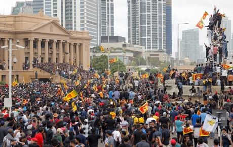 ادامه بحران در سری لانکا / خانه نخست وزیر آتش زده شد، رئیس جمهور فرار کرد