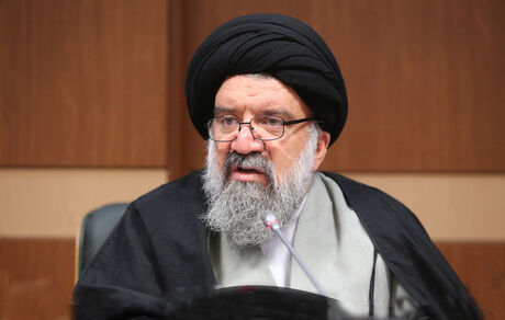 انتقاد امام جمعه موقت تهران از وعده‌های کذب نمایندگان و حقوق‌های نجومی