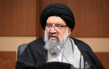 انتقاد امام جمعه موقت تهران از وعده‌های کذب نمایندگان و حقوق‌های نجومی