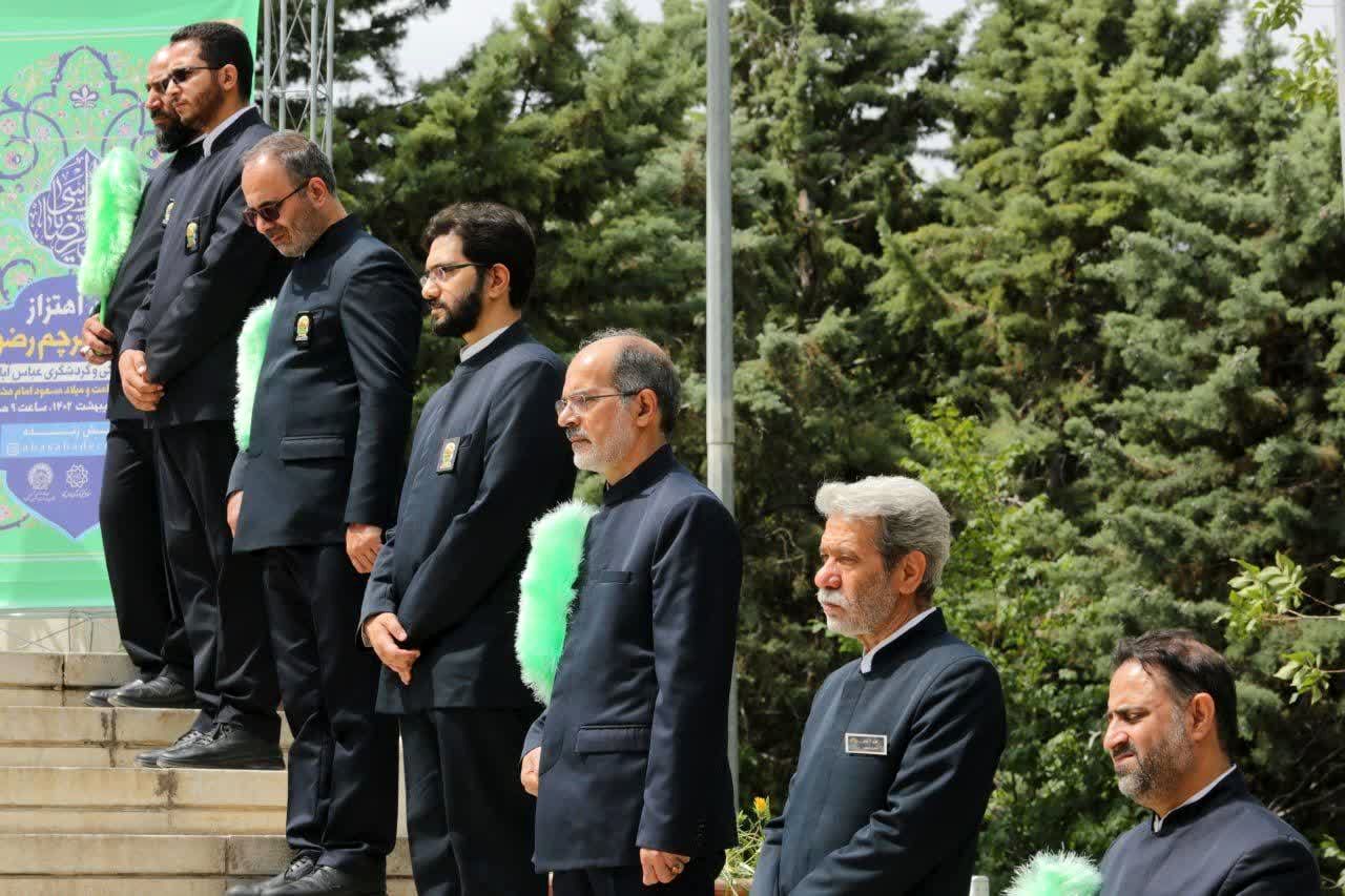 آیین “ اهتزاز بزرگ‌ترین پرچم رضوی کشور " در منطقه فرهنگی و گردشگری عباس آباد