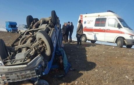 ۱۴ مصدوم در واژگونی یک نیسان آبی