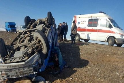۱۴ مصدوم در واژگونی یک نیسان آبی