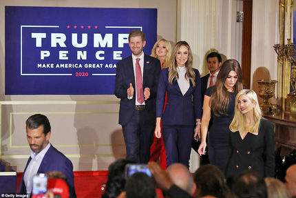 عکس| حرکت رندانه خانواده ترامپ؛ ژست پیروزی مقابل دوربین‌ها