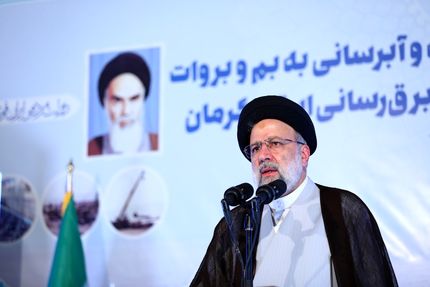 امروز جبهه تولید قدرت در کشور رفع مشکلات مردم است