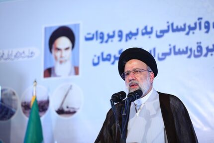 امروز جبهه تولید قدرت در کشور رفع مشکلات مردم است