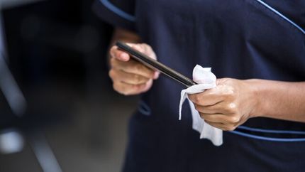 ویروس کرونا تا ۲۸ روز می‌تواند بر روی موبایل و اسکناس زنده باقی بماند