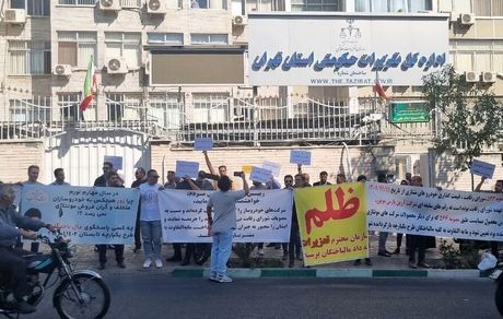حواله‌داران مدیران‌خودرو تجمع کردند : دلیل افزایش دوباره قیمت‌ها در سکوت خبری