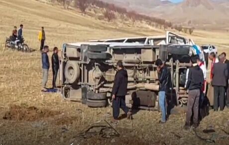 ۱۶ دانش‌آموز در واژگونی مینی‌بوس در دلفان مصدوم شدند