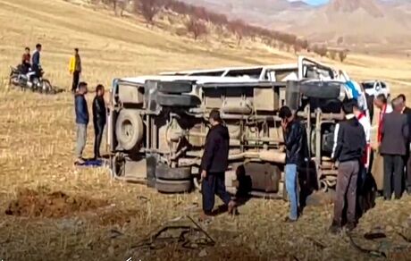 ۱۶ دانش‌آموز در واژگونی مینی‌بوس در دلفان مصدوم شدند