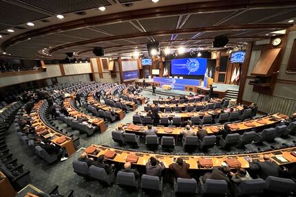 بالاخره با تاخیر و بعد از اتفاقات عجیب، مجمع انتخاباتی فدراسیون فوتبال آغاز شد