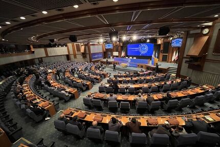 بالاخره با تاخیر و بعد از اتفاقات عجیب، مجمع انتخاباتی فدراسیون فوتبال آغاز شد