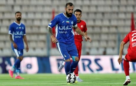کاپیتان استقلال به بازی امروز مقابل الحسین رسید