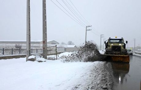 علی‌رغم بارش برف، تردد در محورهای مواصلاتی استان آذربایجان‌غربی برقرار است