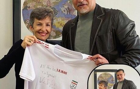 علی دایی پیراهن تیم‌ملی را به سفیر استرالیا اهدا کرد