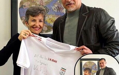 علی دایی پیراهن تیم‌ملی را به سفیر استرالیا اهدا کرد