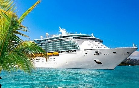 اولین کشتی کروز مسافری ۱۷۰۰ نفره جام جهانی قطر وارد بندر بوشهر شد