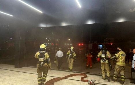 آتش‌سوزی مهیب در یک برج مسکونی ۲۵ طبقه در تهران