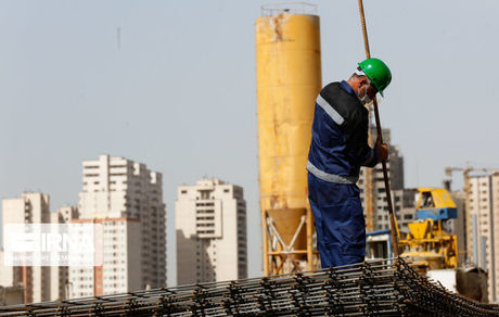 کارگران ساختمانی در صف انتظار بیمه