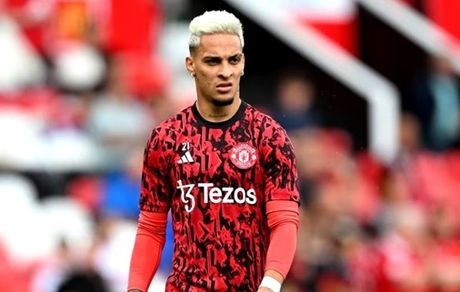 منچستر یونایتد یک بازیکن را کنار گذاشت