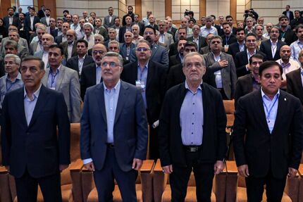 رئیس جمهور از ۱۲ نام آور پزشکی ایران تجلیل کرد