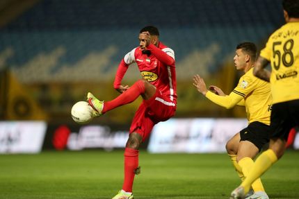 بازی سرد و بی روح / پرسپولیس با تساوی مقابل سپاهان صدر را از دست داد