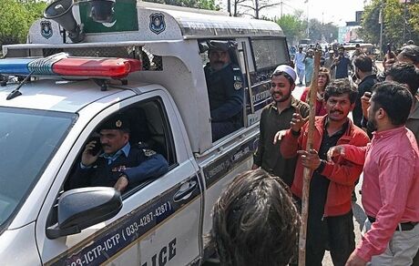 پلیس پاکستان به دنبال دستگیری عمران خان