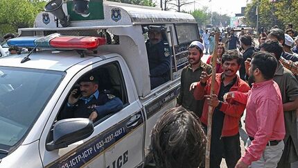 پلیس پاکستان به دنبال دستگیری عمران خان